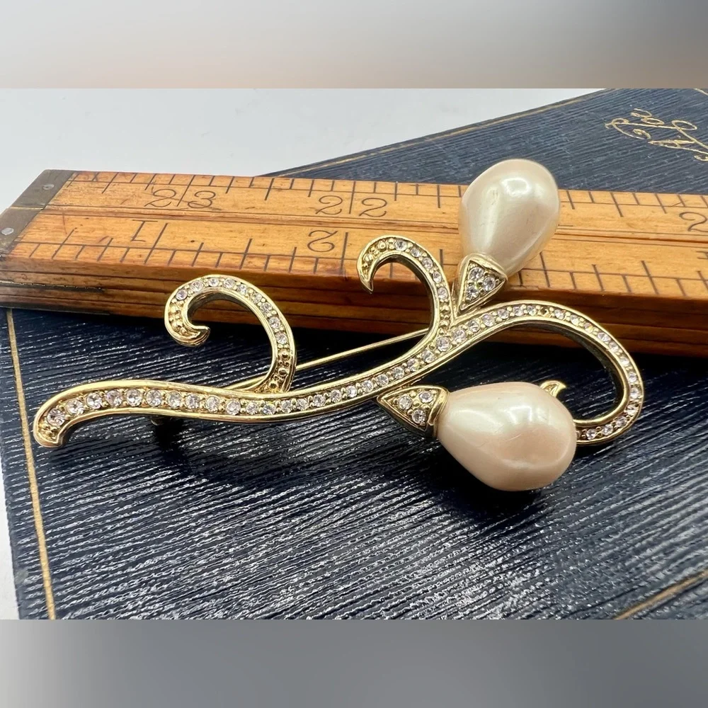 Vintage MONET gold tone rhinestone faux pearl floral stem brooch pin